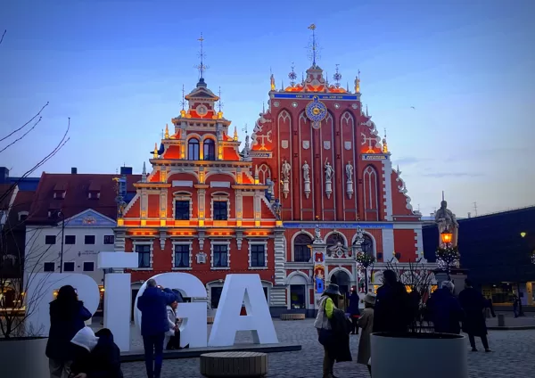 VAKARA KADRI. RĪGA