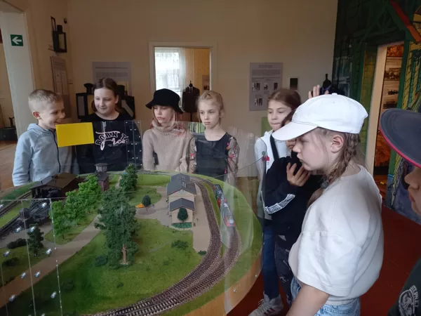 Mācību ekskursija uz Jelgavas Dzelzceļa muzeju. Piedalās 3.klase