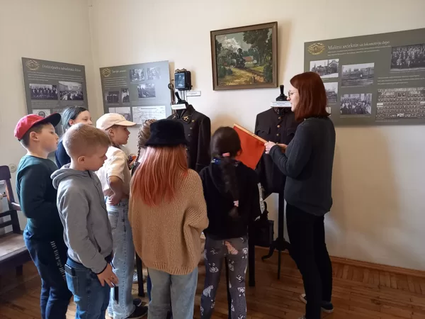 Mācību ekskursija uz Jelgavas Dzelzceļa muzeju. Piedalās 3.klase